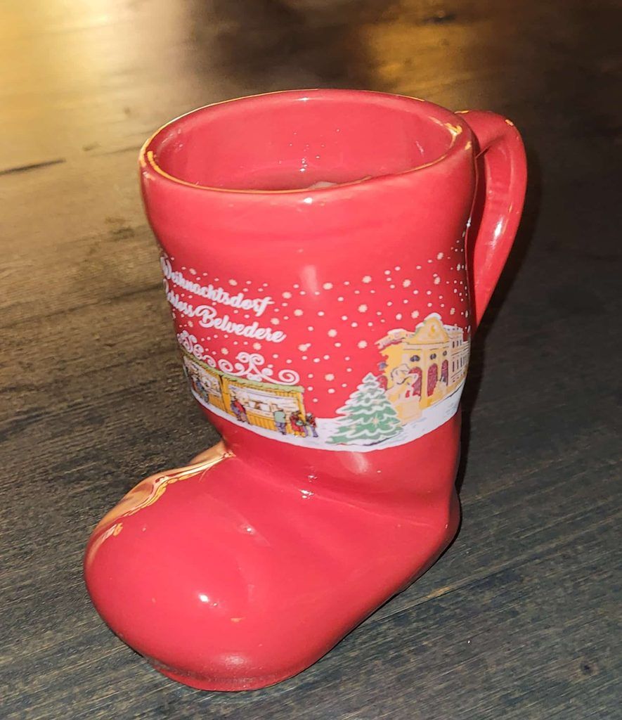Taza de vino caliente del Mercadillo de Navidad del Palacio Belvedere, en Viena