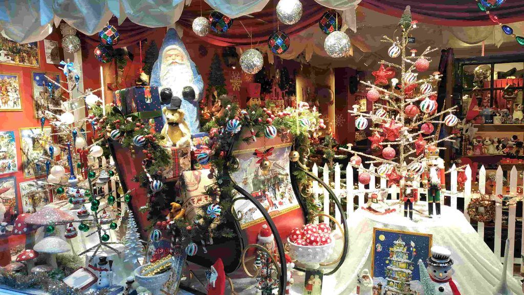 Interior de la tienda de navidad Johann Wanner, en Basilea