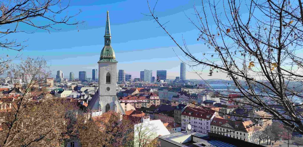 Vistas de Bratislava desde la cuesta que sube al Castillo