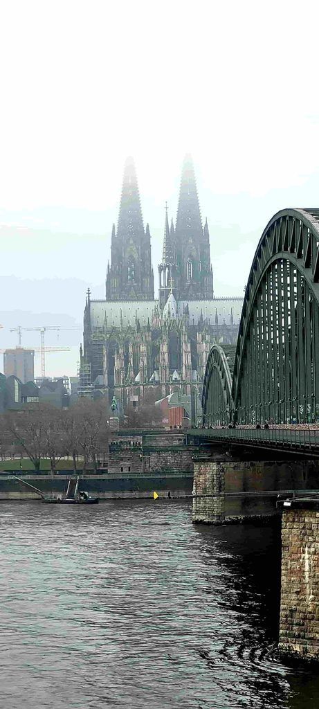 El Puente Hohenzollern con la Catedral de Colonia al fondo