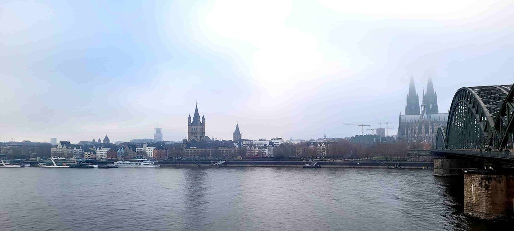 El Puente Hohenzollern con la Catedral de Colonia al fondo